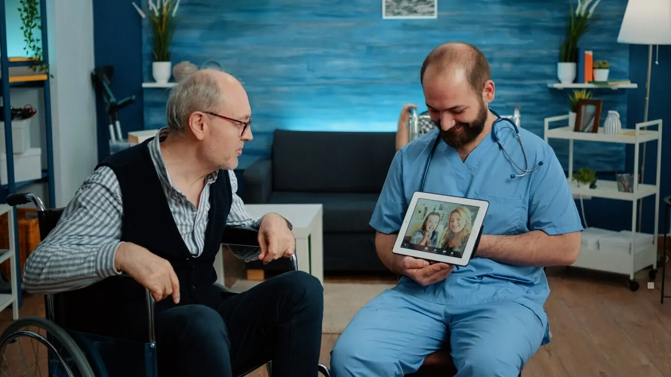 Escena de laboratorio donde expertos iteran sobre gestión de carteras de inversión